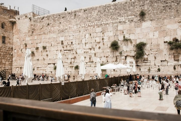 O Muro das Lamentações, remanescente do Segundo Templo destruído pelos romanos em 70 d.C., ainda hoje é um local de oração e peregrinação para judeus de todo o mundo.