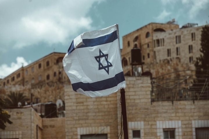 Hoje, a maioria dos países mantém sua embaixada em Tel Aviv, embora oficialmente a capital de Israel seja Jerusalém.