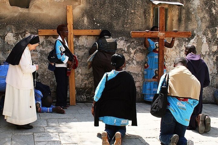 A Via Dolorosa, a Igreja do Santo Sepulcro (local da crucificação e ressurreição de Jesus) e outros locais bíblicos atraem peregrinos.