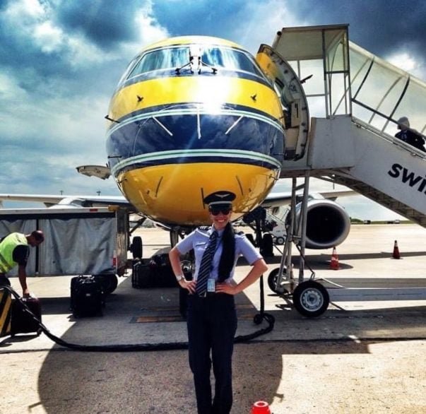 Aline fez curso de pilotagem e começou na nova profissão pilotando um Airbus A320. Depois passou para outras aeronaves, fazendo tanto voos de passageiros como cargueiros.