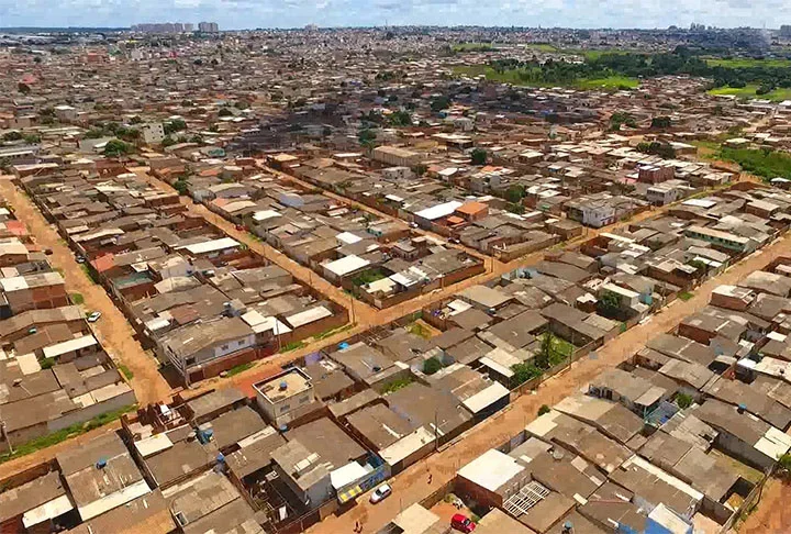 2º lugar: Favela Sol Nascente, em Brasília, Distrito Federal - 70.908 moradores. 
