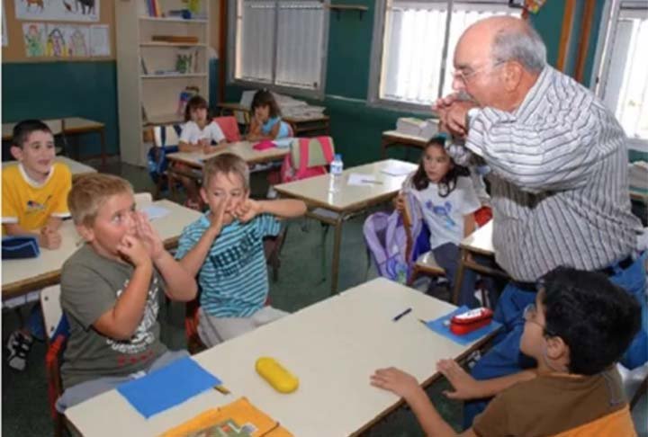 Os moradores aprendem esse tipo de linguagem na escola desde 1999. 