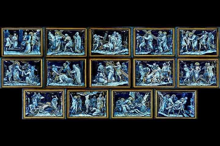 Outro tipo é o esmalte de Limoges, que foi produzido na cidade francesa homônima. Aplicado geralmente em uma base de cobre. Na imagem, peças representando a via sacra com essa técnica.
