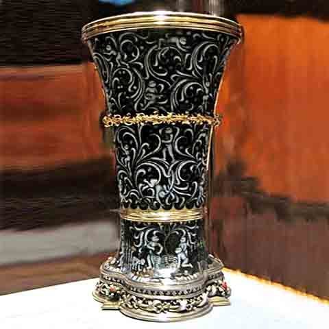 O esmalte vidrado pode ser aplicado em superfícies de prata, como neste exemplo de uma taça ornamental. 
