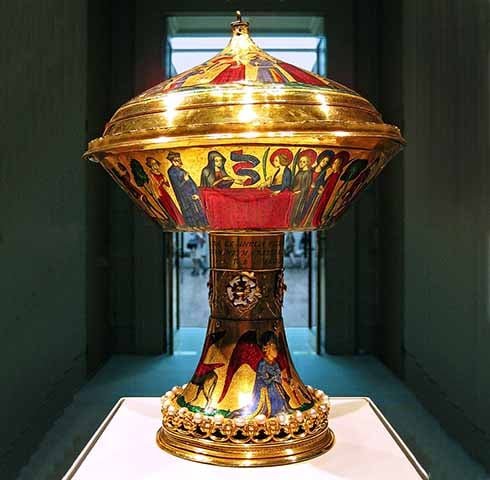 Na antiguidade, os egípcios recorriam à esmaltagem na cerâmica e em objetos de pedra nas artes decorativas. Em outras civilizações da época, a técnica era utilizada no campo da joalheria também.
