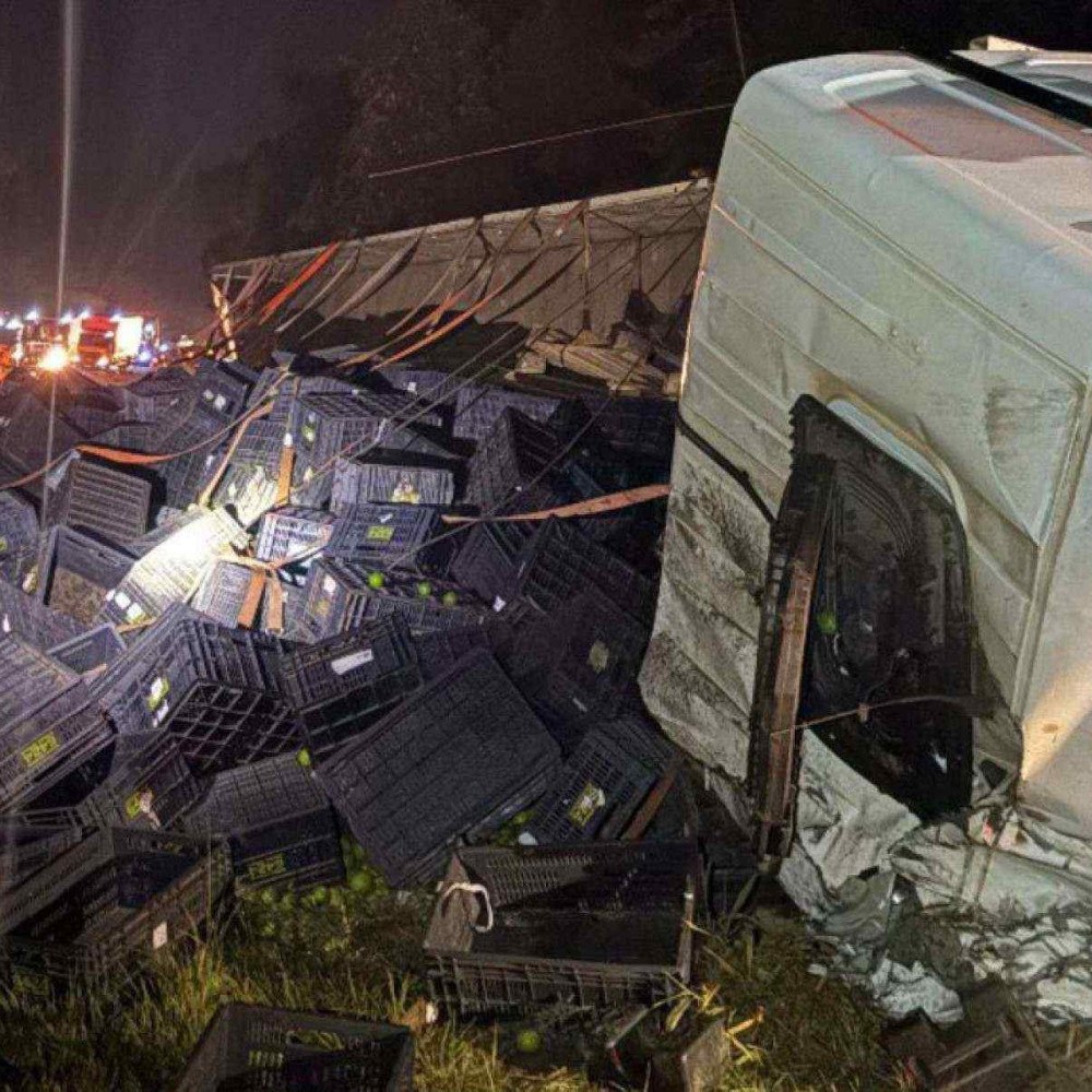 Mg: capotamento de carreta com frutas mata motorista em rodovia