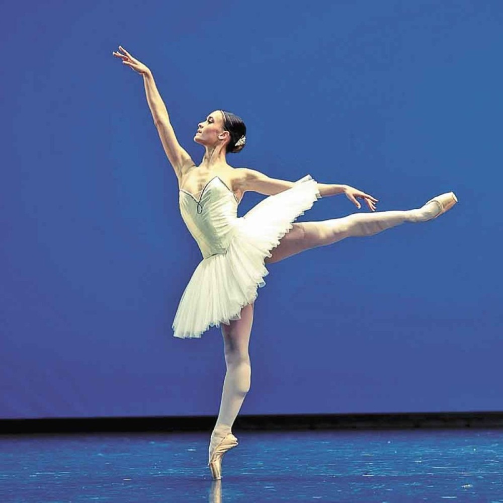 França se rende ao talento de bailarina mineira