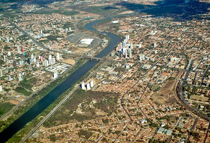 Teresina, a capital, conta com 866.401 habitantes e é um centro administrativo e educacional.  Parnaíba, com 153.482 habitantes, é uma cidade histórica e turística. 
