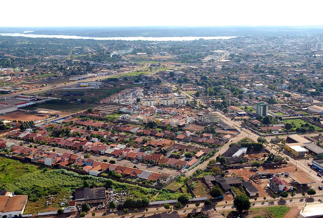 Porto Velho, a capital, tem 460.413 habitantes e é cortada pelo rio Madeira, sendo um centro logístico. Ji-Paraná, com 131.026 habitantes, é destaque pela produção agropecuária.