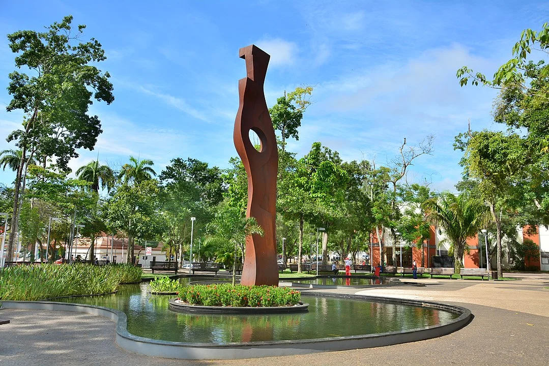 Rio Branco, a capital, conta com 419.452 habitantes e é um centro administrativo e cultural.
