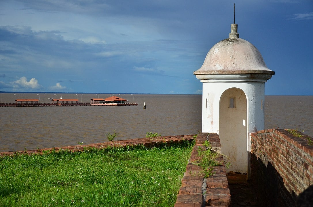 Macapá, a capital, possui 512.902 habitantes e é famosa por estar localizada na linha do Equador.  Santana, com 123.579 habitantes, é um importante porto fluvial. 