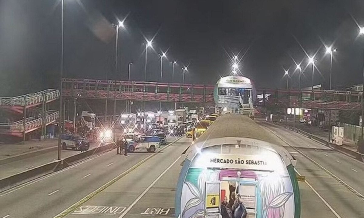 Avenida Brasil, no Rio de Janeiro, fechado por operação policial contra o tráfico e tiroteio na região do Complexo de Israel -  (crédito: Divulgação/Centro de Operações Rio)