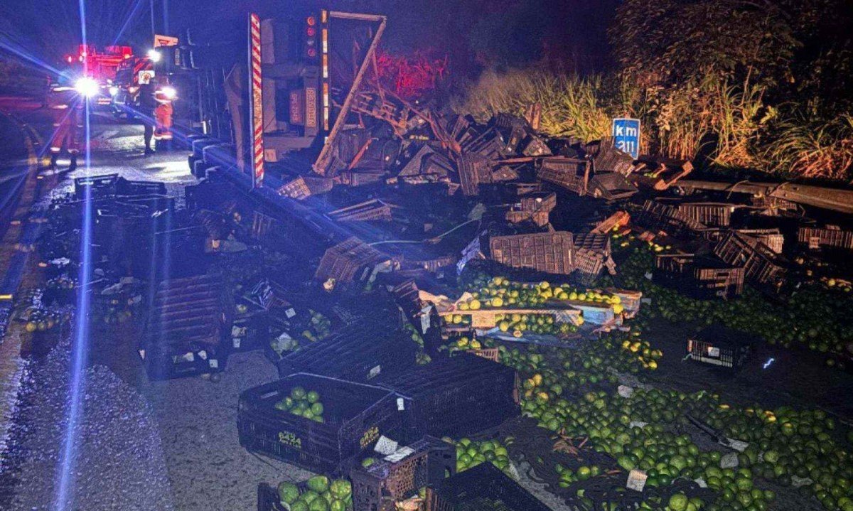 A carga de frutas se espalhou pela pista