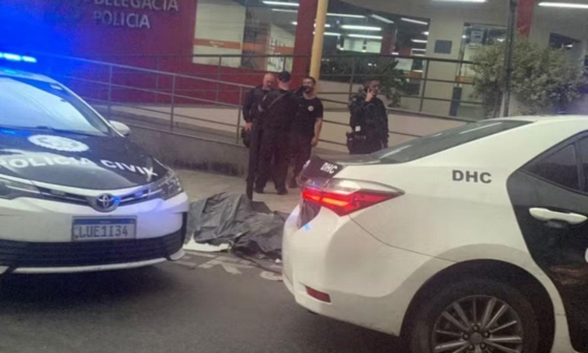 Corpos ficaram no asfalto, entre viaturas da polícia, estacionados em frente a uma delegacia no Méier, no Rio de Janeiro -  (crédito: reprodução/redes sociais)