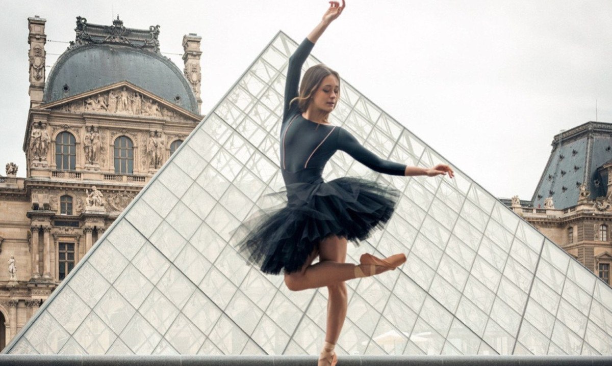 Luciana Sagioro em foto promocional no Museu do Louvre