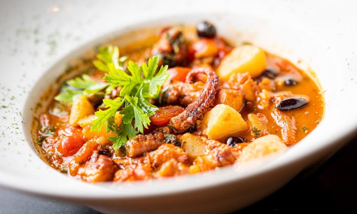 Para quem busca uma experiência gastronômica mais refinada, o Barolio Cucina Napolitana sugere o Polpo alla Luciana -  (crédito: Reprodução/Victor Schawner)