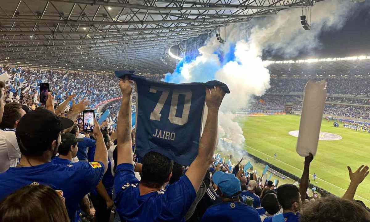 Fumaça azul e branca transforma a noite no Mineirão, onde o Cruzeiro bateu o Palmeiras diante de quase 60 mil torcedores - (crédito: Arquivo pessoal) Fumaça azul e branca transforma a noite no Mineirão, onde o Cruzeiro bateu o Palmeiras diante de quase 60 mil torcedores - (crédito: Arquivo pessoal)