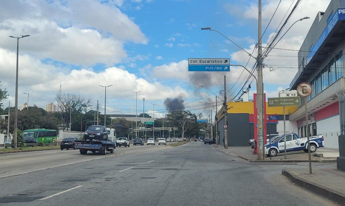 Fumaça escura do incêndio que atinge pátio de veículos da polícia é vista de longe -  (crédito: Laura Scardua/EM/DA Press)