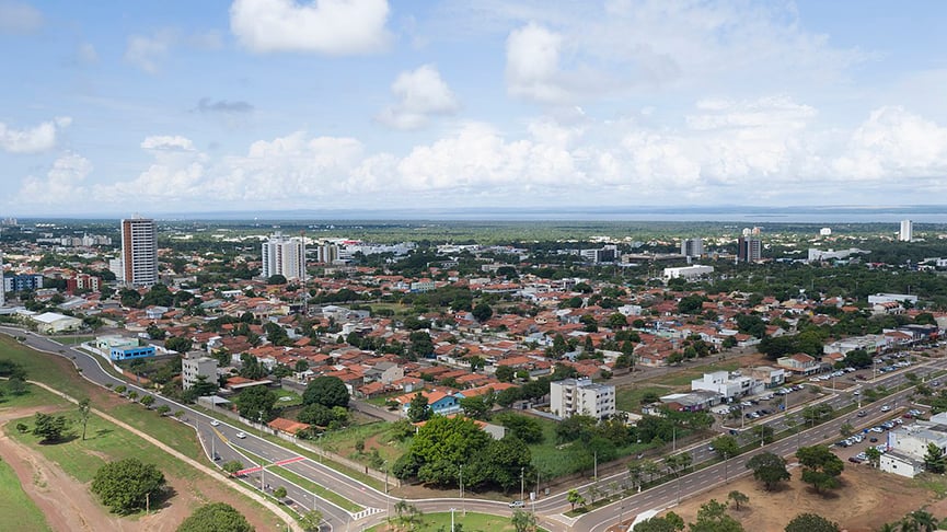 Palmas, a capital, tem 313.349 habitantes e destaca-se pelo planejamento urbano e qualidade de vida. Araguaína, com 183.381 habitantes, é um importante polo comercial e agropecuário do norte do estado.