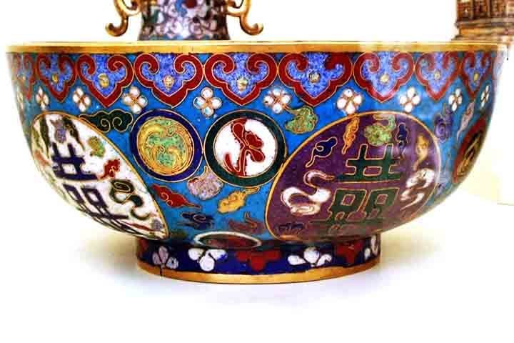 Entre as técnicas de decoração de objetos de metal está a Cloisonné, que foi introduzida na China ainda no século 14 - na imagem, uma tigela da Dinastia Ming com esse método. 