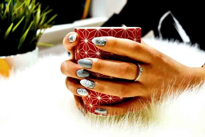 Há diversos tipos de esmalte de unha. Os principais são o verniz gel, o verniz cobertura espelhada e o verniz extra brilho.


