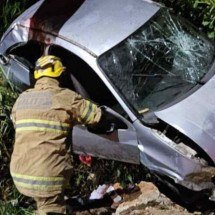 Mãe e filha ficam feridas em capotamento em Juiz de Fora - Divulgação/CBMMG