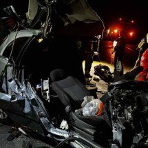 Carro colide contra carreta incendiada e estacionada e cinco ficam feridos - Divulgação/Corpo de Bombeiros