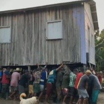 Mal dá pra acreditar: Moradores carregam casas com as próprias mãos - Reprodução TV Globo