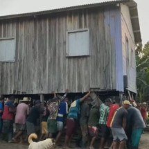 Mal dá pra acreditar: Moradores carregam casas com as próprias mãos - Reprodução TV Globo