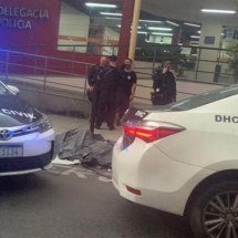 Corpos baleados são deixados em frente a delegacia no Rio de Janeiro - reprodução/redes sociais