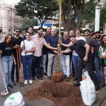 BH: CDL inicia plantio de árvores em ação para revitalização urbana - Divulgação CDL/BH - Estêvão Galvão