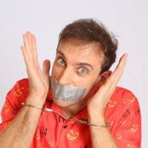 Leo Lins posta foto com 'kit prisão' e ironiza sua sentença de oito anos e três meses - Reprodu&ccedil;&atilde;o
