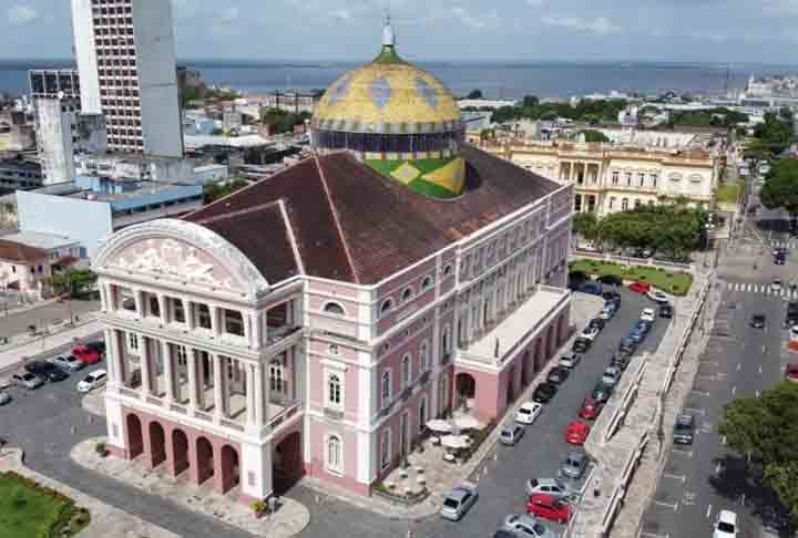 Manaus, a capital, conta com 2.063.547 habitantes e abriga o Polo Industrial de Manaus.
Parintins, com 117.171 habitantes, é conhecida mundialmente pelo festival folclórico dos bois Garantido e Caprichoso.