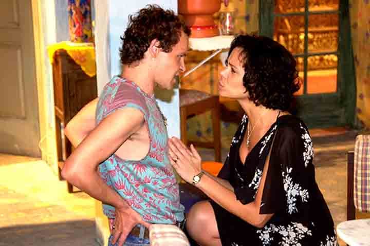 Com o enorme sucesso nos cinemas, a estreia em telenovelas veio com o cômico Pai Helinho, em "Da Cor do Pecado" (2004), de João Emanuel Carneiro. No ano seguinte, participou do elenco da novela "América", como o peão destrambelhado Carreirinha.