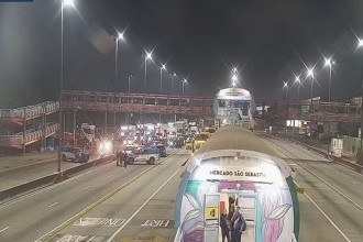 PM faz megaoperação no Rio; tiroteio fecha Av. Brasil e afeta trens