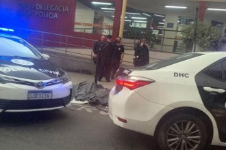 Corpos baleados são deixados em frente a delegacia no Rio de Janeiro
