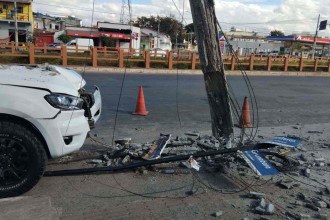Grande BH: motorista fica ferido ao bater carro em poste 