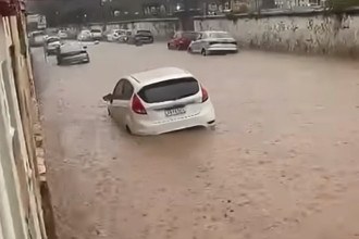 Cidade mineira registra chuva de granizo e alagamentos