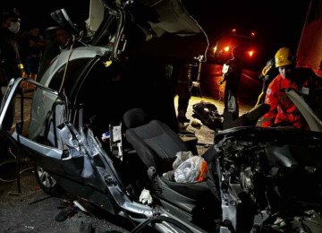 Duas vítimas ficaram presas às ferragens e outras cinco conseguiram sair do carro sem o resgate dos bombeiros -  (crédito: Divulgação/Corpo de Bombeiros)
