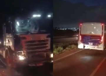 O acidente bloqueia a faixa da esquerda da rodovia -  (crédito: Reprodução/Redes sociais)