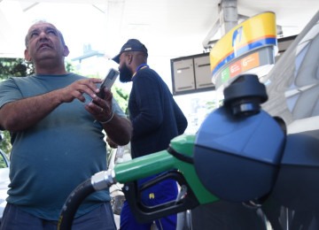 O motorista de aplicativo Walace Vieira aposta no programa de fidelidade do posto para conseguir desconto de 8% sobre o preço da bomba de combustível -  (crédito: Gladyston Rodrigues/EM/D.A Press)