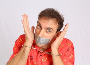 Após ser demitido do SBT/Alterosa por piada preconceituosa contra criança, também em 2022, Léo Lins publicou fotos algemado em seu perfil, insinuando a censura. -  (crédito: Reprodução)
