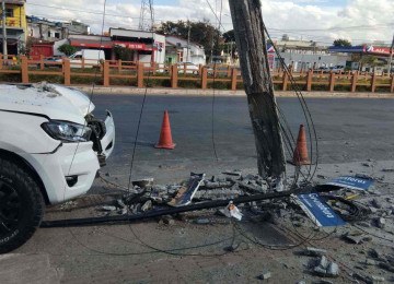  Motorista que bateu carro em poste foi socorrida por familiares e levado a uma unidade de saúde da região -  (crédito: Transcon / Reprodução)