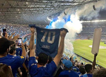 Fumaça azul e branca transforma a noite no Mineirão, onde o Cruzeiro bateu o Palmeiras diante de quase 60 mil torcedores -  (crédito: Arquivo pessoal)