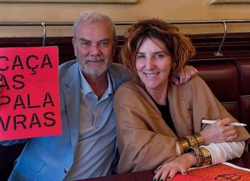 O editor Pierre Bessard com Márcia Charnizon, na capital sa
 -  (crédito: Arquivo pessoal)