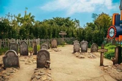 O parque Beto Carrero World, em Penha,  Santa Catarina, inovou em sua área para fumantes. Com cruzes, lápides e caixões, o local representa um  cemitério, fna Cowboyland, em frente à área NERF Mania.  -  (crédito: Divulgação)
