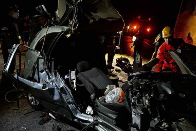 Duas vítimas ficaram presas às ferragens e outras cinco conseguiram sair do carro sem o resgate dos bombeiros -  (crédito: Divulgação/Corpo de Bombeiros)