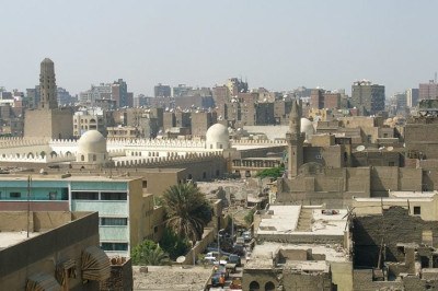Nos arredores da região metropolitana de Cairo, capital do Egito, uma cidade chama a atenção pela enorme quantidade de lixo, mas nem tudo é o que parece. -  (crédito: wikimedia commons Vyacheslav Argenberg)