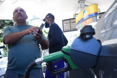 O motorista de aplicativo Walace Vieira aposta no programa de fidelidade do posto para conseguir desconto de 8% sobre o preço da bomba de combustível -  (crédito: Gladyston Rodrigues/EM/D.A Press)