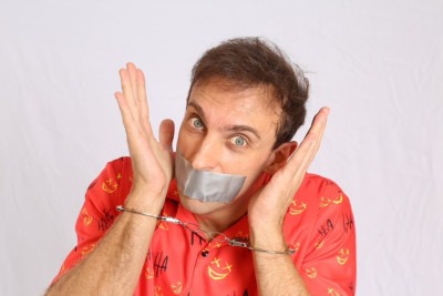 Após ser demitido do SBT/Alterosa por piada preconceituosa contra criança, também em 2022, Léo Lins publicou fotos algemado em seu perfil, insinuando a censura. -  (crédito: Reprodução)